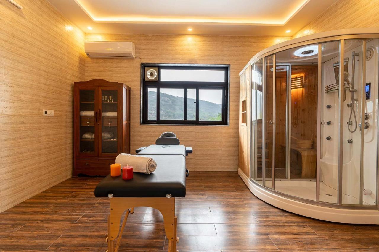 Brookvale Manor By Stayvista - Private Pool Haven With Endless Views & Indoor Fun Sohna Exterior foto